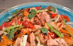 Quinoasalade met zalm, paprika en venkel