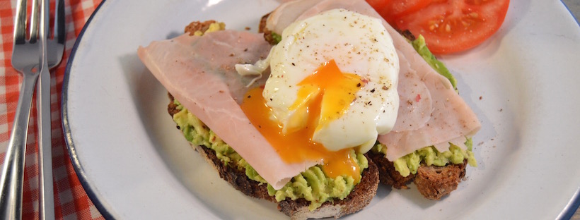 Het perfecte gepocheerde ei met avocado en beenham