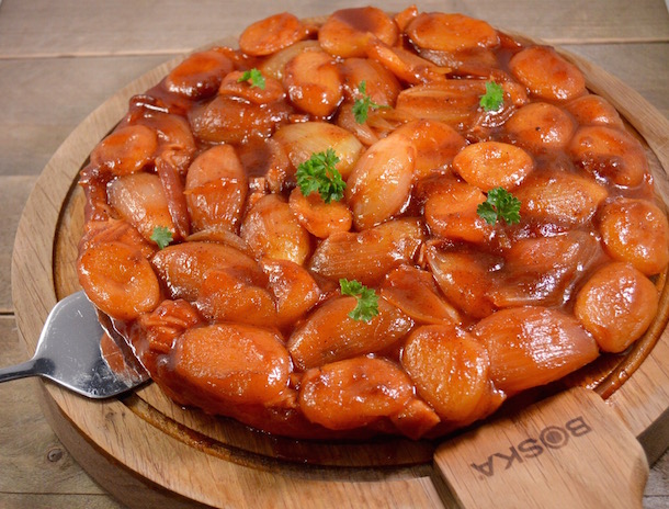 Hartige tarte tatin met licht pittige abrikozen & sjalotten