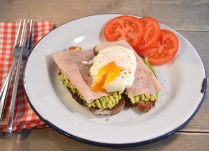 Het perfecte gepocheerde ei met avocado en ham