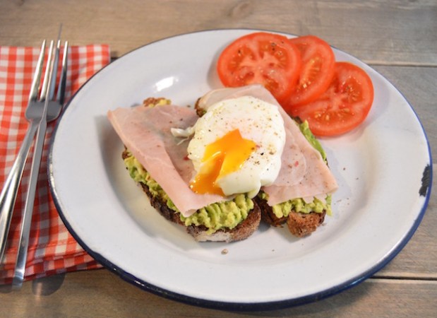 Het perfecte gepocheerde ei met avocado en ham