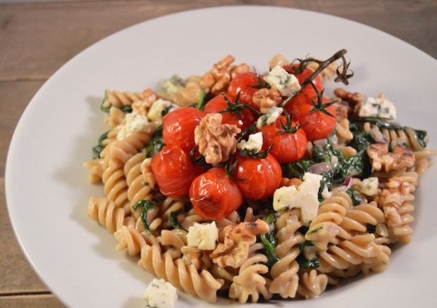 Pasta met blauwe kaas, geroosterde tomaten & spinazie