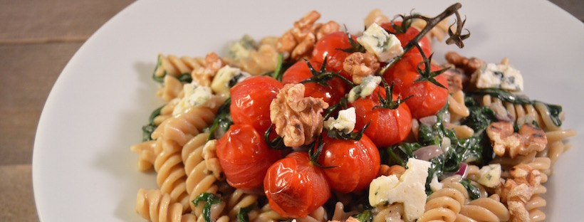 Pasta met blauwe kaas, geroosterde tomaten & spinazie