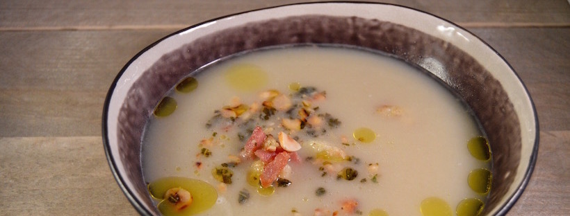 Soep van geroosterde bloemkool met hazelnoten & salie