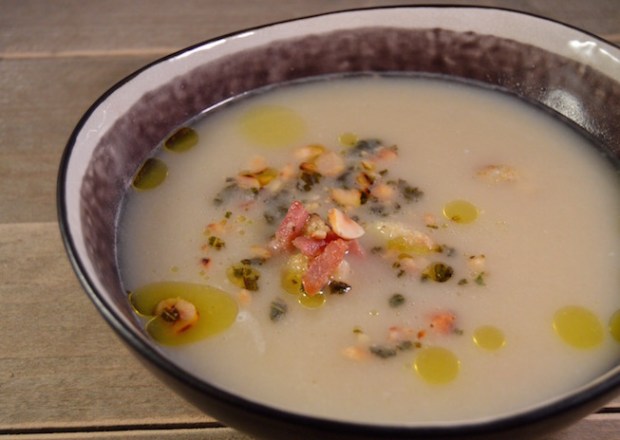 Soep van geroosterde bloemkool met hazelnoten & salie