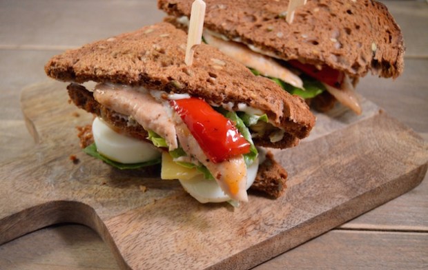 Clubsandwich met kip, chorizo en aioli