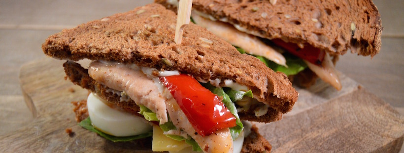 Clubsandwich met kip, chorizo en aioli