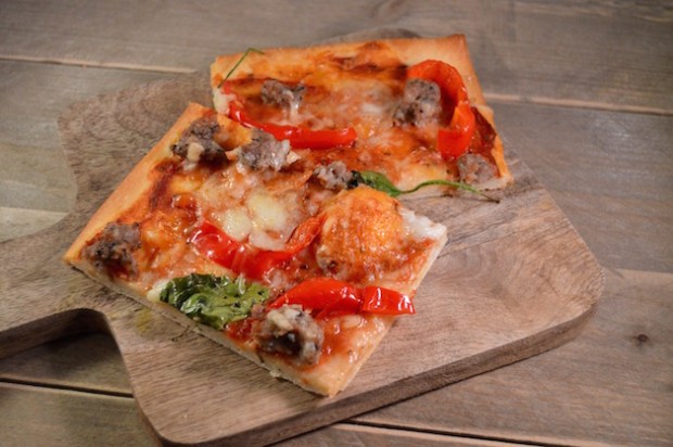 Pizza maken met verse worst en paprika