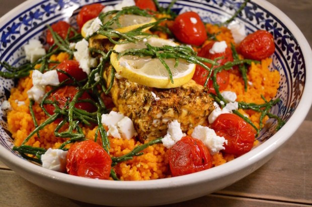 Tomatencouscous met zalm uit de oven, zeekraal & feta