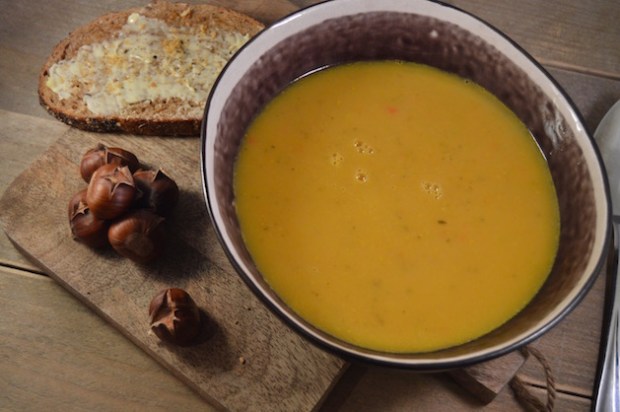 Wortel-courgettesoep met gepofte kastanjes | Foodblogswap
