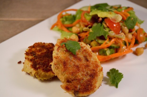 Visburger van makreel met een friszoete salade