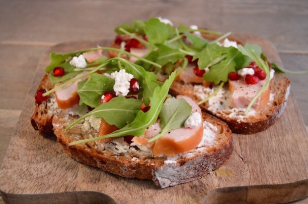 Belegde broodjes met gerookte kip, geitenkaas en granaatappel