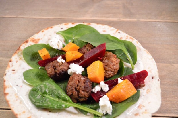 recepten met rode biet: wraps met biet, pompoen en gehaktballetjes