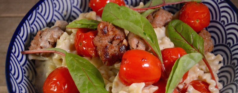 Pasta met blauwe kaassaus, verse worst en snijbiet