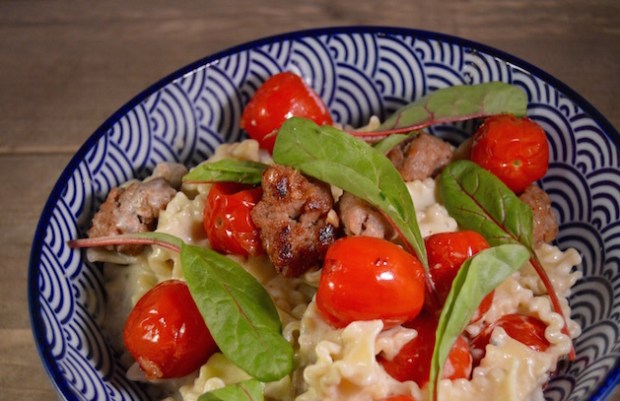 Pasta met blauwe kaassaus, verse worst en snijbiet