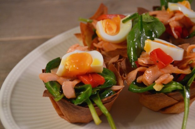 Makkelijke hapjes van filodeeg en gerookte zalm