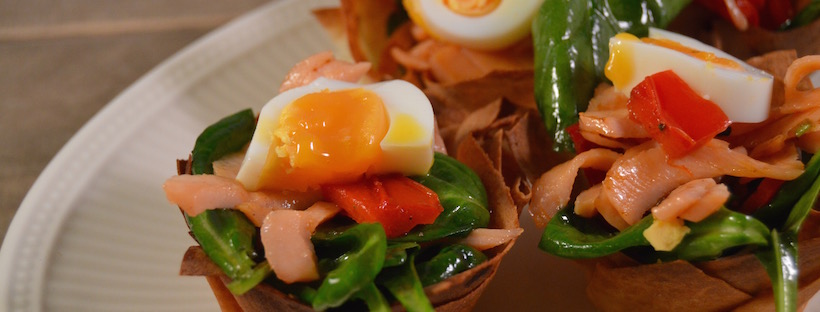 Makkelijke hapjes van filodeeg en gerookte zalm