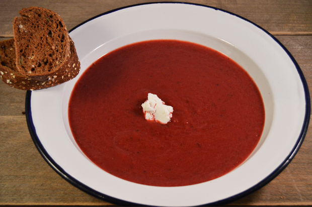 Bietensoep met appel en geitenkaas