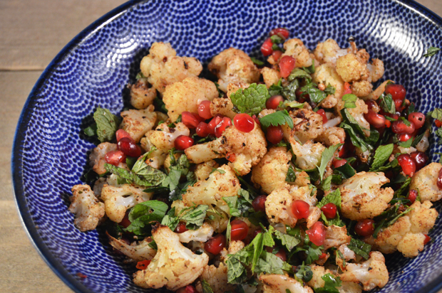 Bloemkoolsalade met granaatappel en groene kruiden