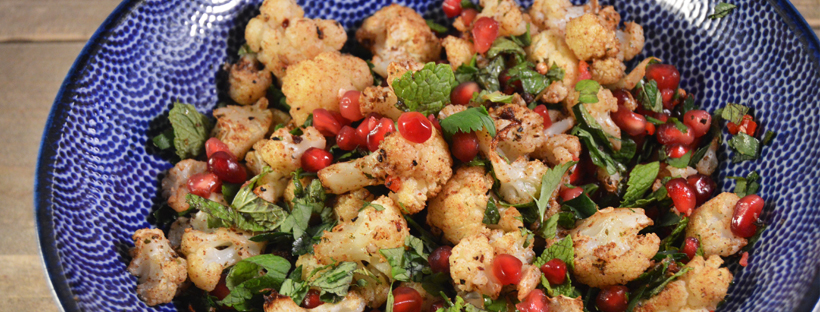 Bloemkoolsalade met granaatappel en groene kruiden