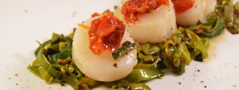 Gepocheerde coquilles met prei en zongedroogde tomaten