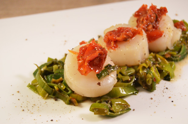 Gepocheerde coquilles met prei en zongedroogde tomaten