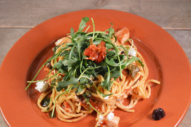 Spaghetti met gerookte kip, gegrilde groenten en geitenkaas