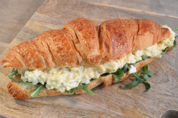 Croissant met eiersalade en truffel