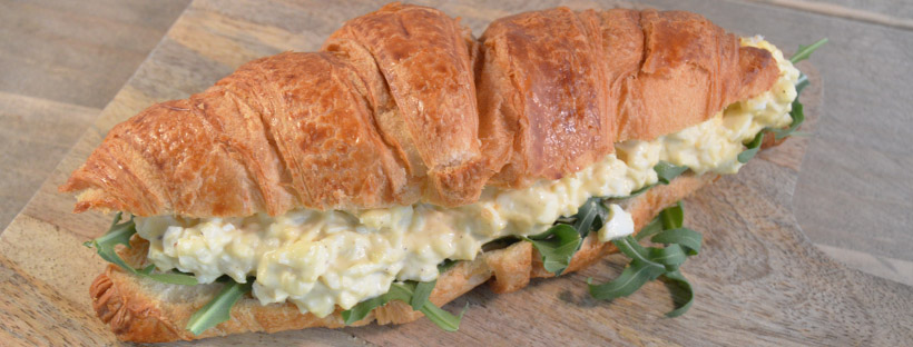 Croissant met eiersalade en truffel