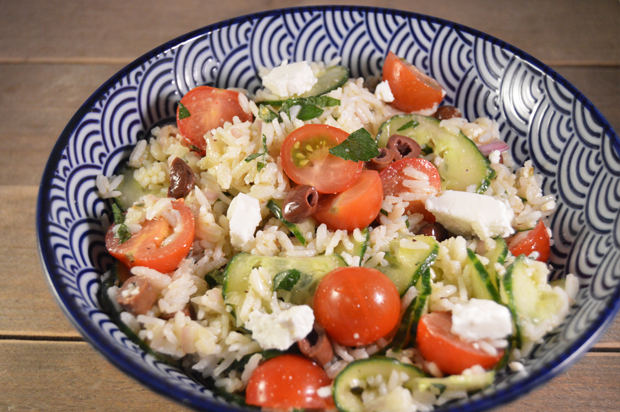Frisse rijstsalade met feta, komkommer, tomaat en munt