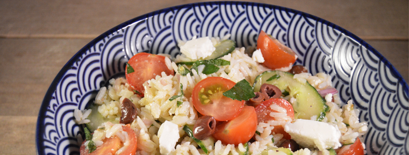 Frisse rijstsalade met feta, komkommer, tomaat en munt