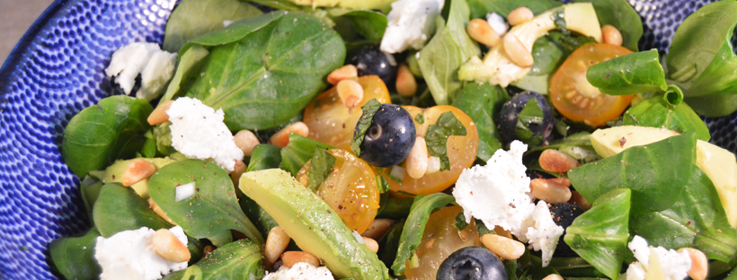 Salade met geitenkaas en blauwe besjes