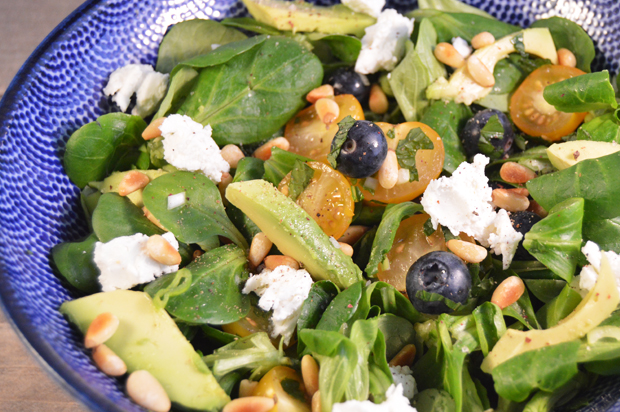 Salade met geitenkaas en blauwe besjes