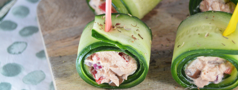 Frisse komkommersnacks met tonijnsalade