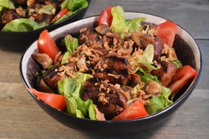 Lauwwarme salade met kruidige varkenssaté