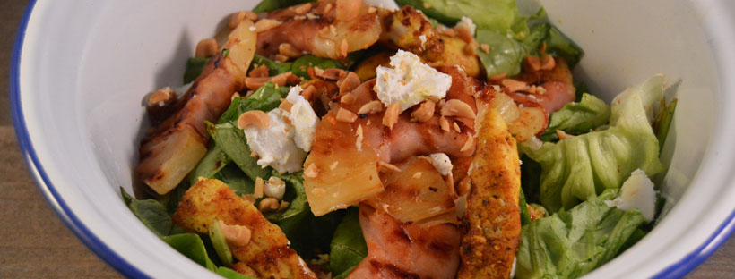 Salade met gegrilde ananas met bacon en kip