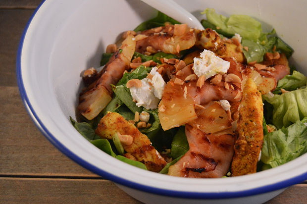 Salade met gegrilde ananas met bacon en kip