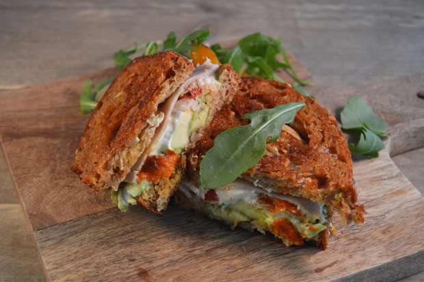 Tosti met geitenkaas, avocado en kip