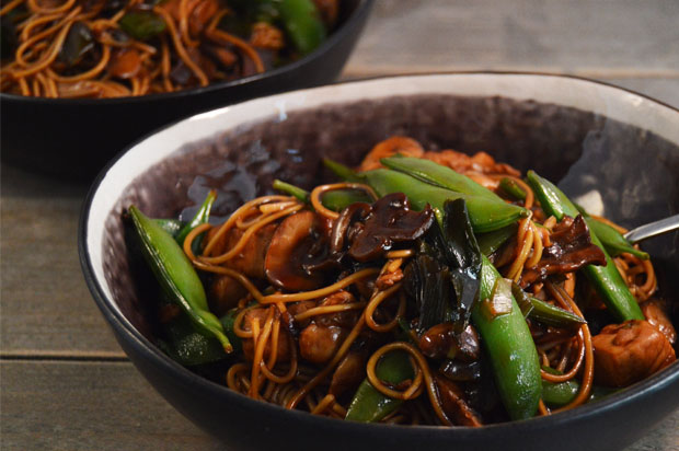 Noedels met kip en zelfgemaakte Teriyaki saus