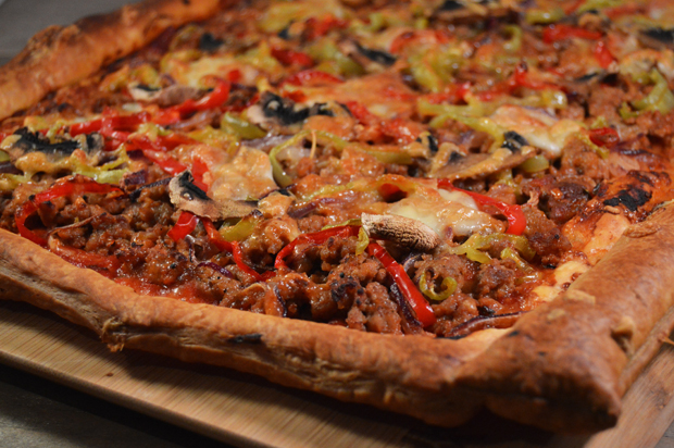 Plaatpizza met gehakt en paprika