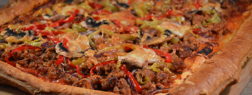 Plaatpizza met gehakt en paprika