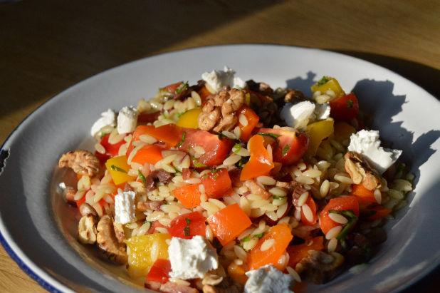 Frisse paprikasalade met riso en geitenkaas